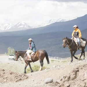 Cabalgata al pie de la Cordillera del Viento